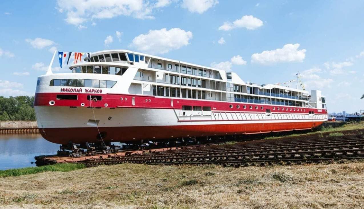 Новый круизный теплоход «Николай Жарков» спущен на воду